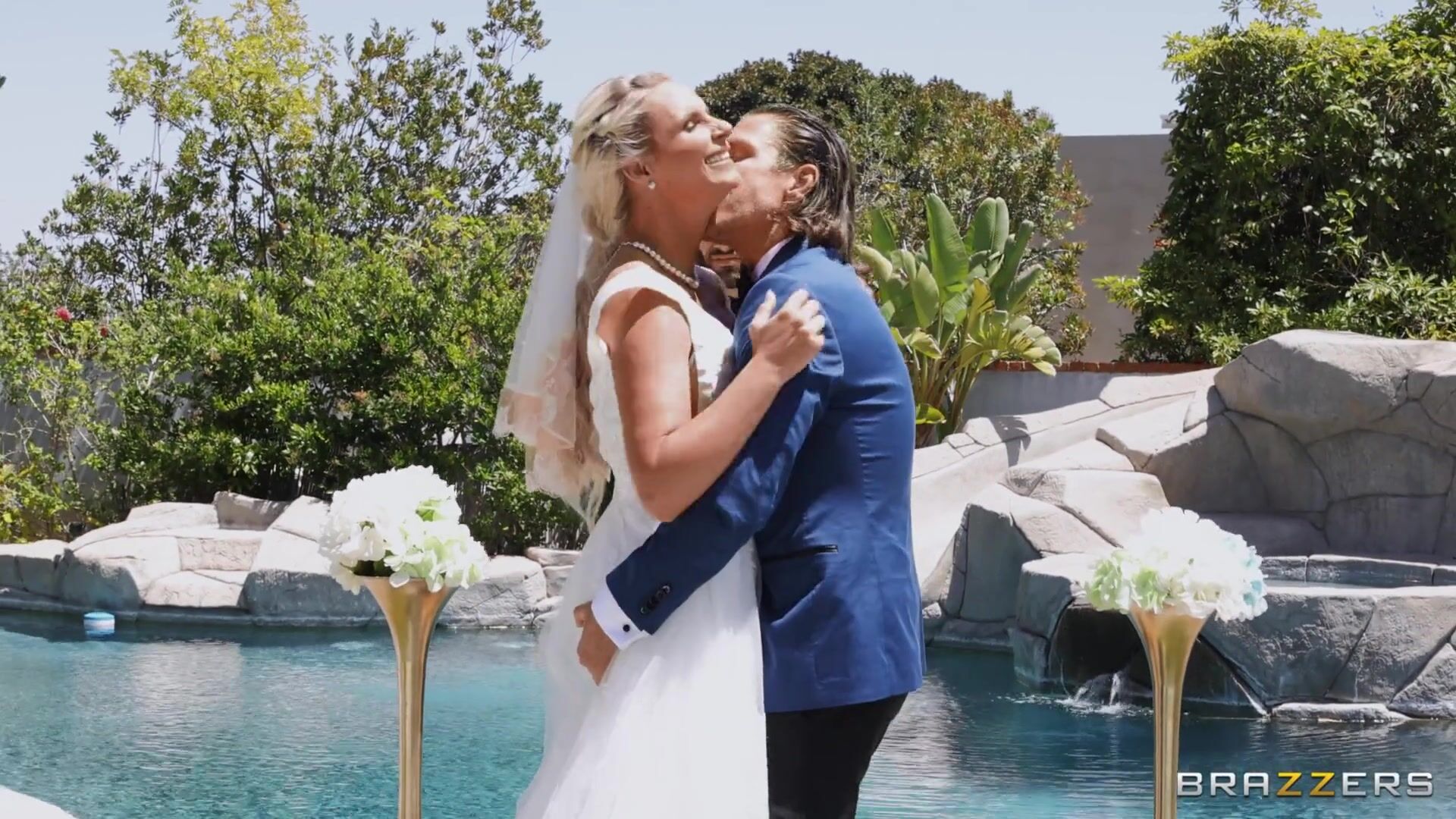 На свадебном секс-марафоне свекровь трахается с невесткой