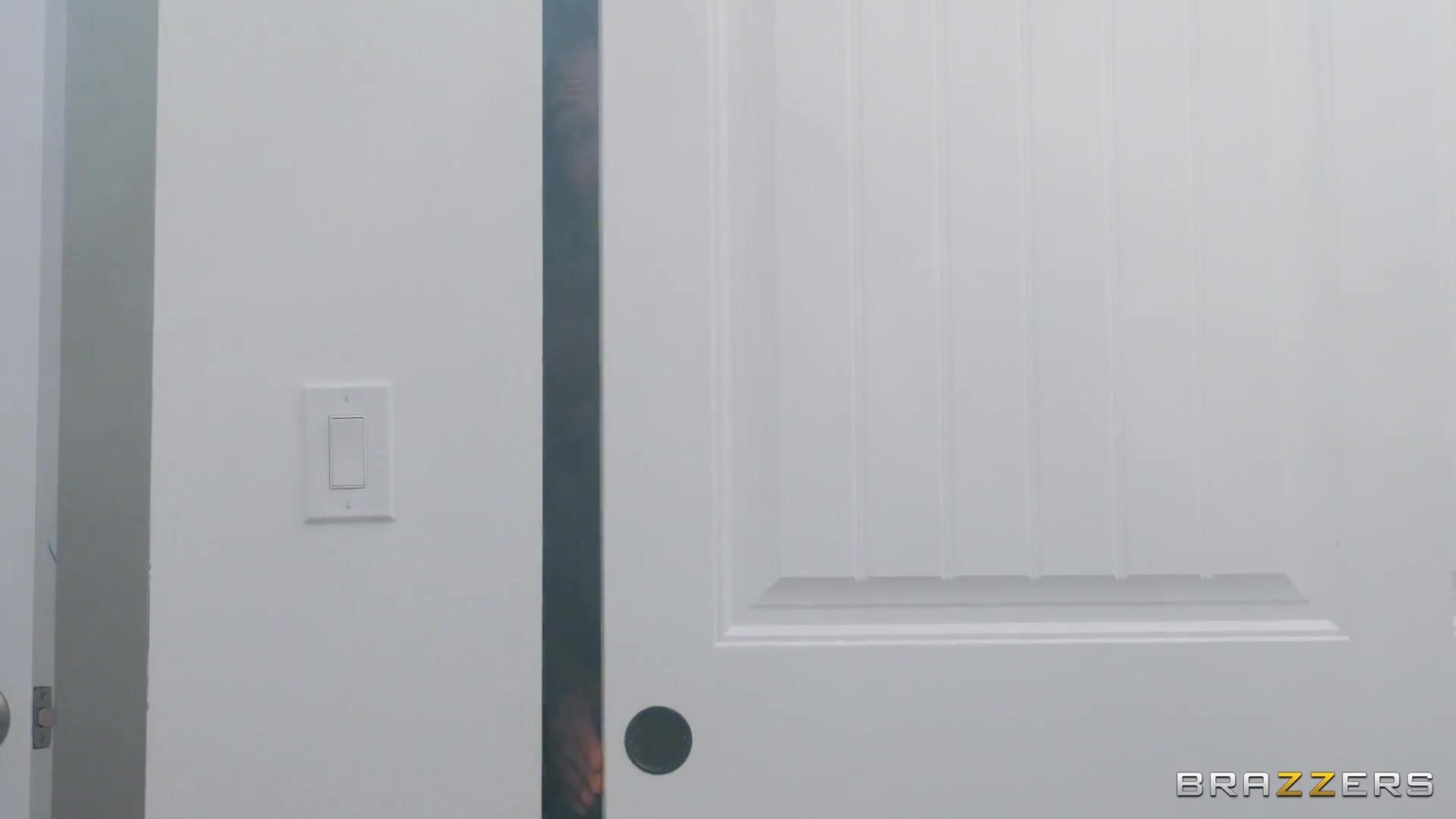 Пожилой гражданин, молодая леди и женщина пенсионного возраста в оргии