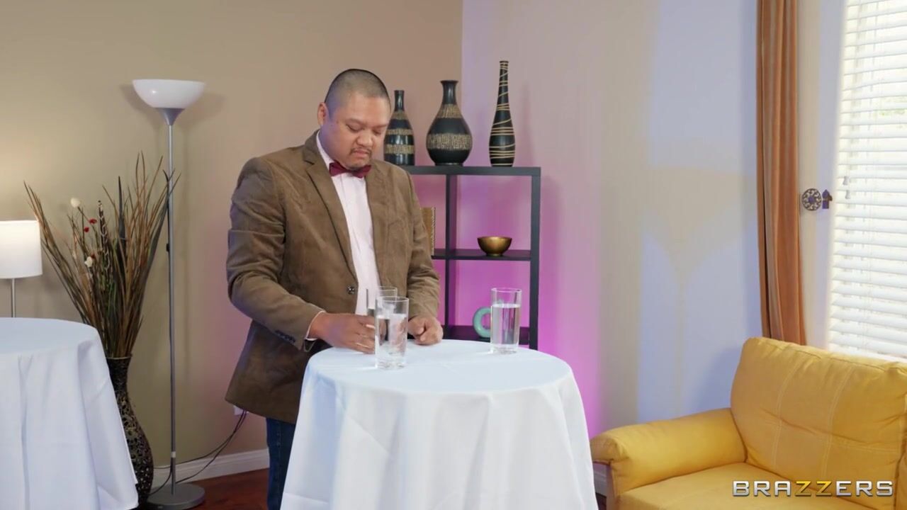 Официантка с коктейлями осталась в спальне у свингеров для ЖМЖ