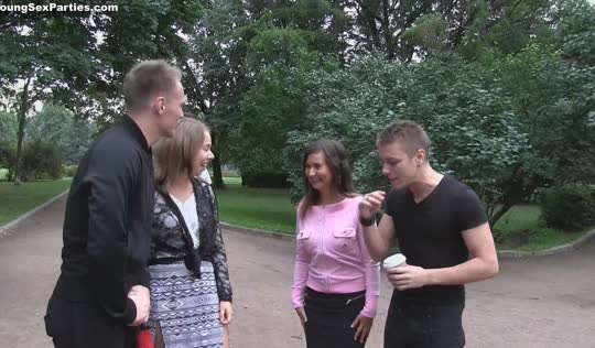 Две русские шатенки в платье и юбке устроили свингерский секс