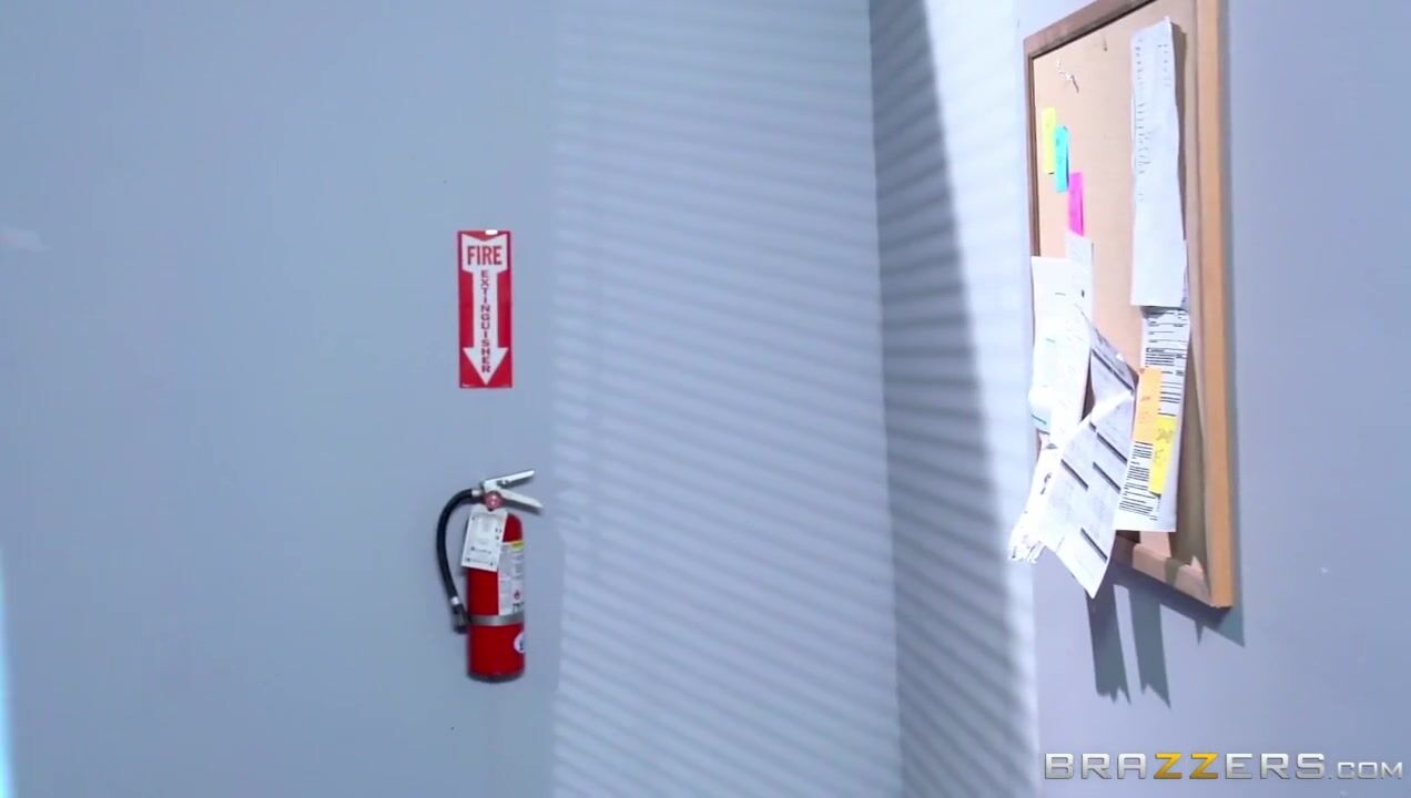 Студентка снимает стресс после экзамена за деньги и уходит довольной